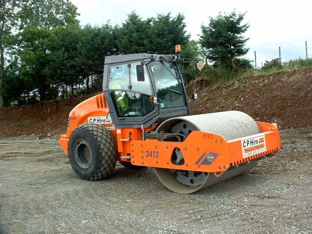 Vibratory roller compactor